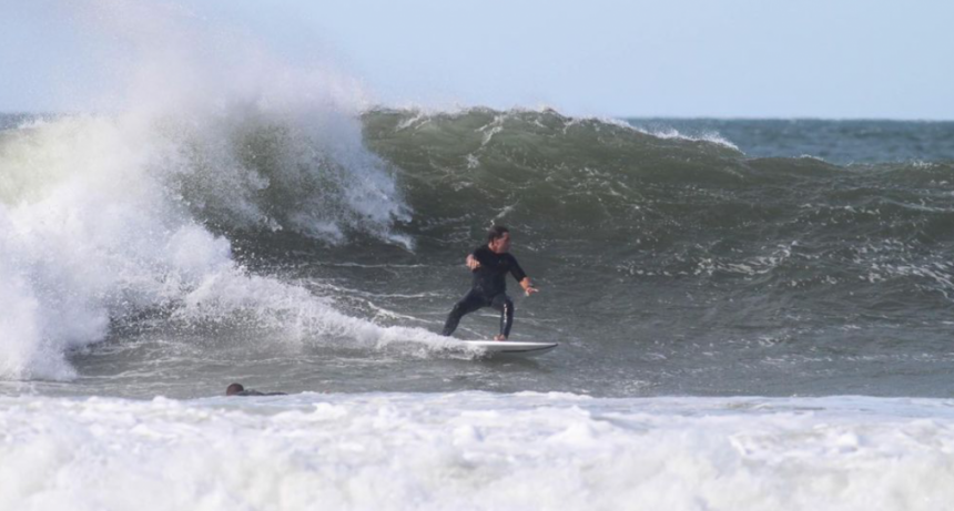 El Presiente Lacalle Pou recibió el año surfeando en La Paloma