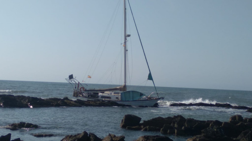 Embarcación quedó varada en las rocas de la Bahía Chica 