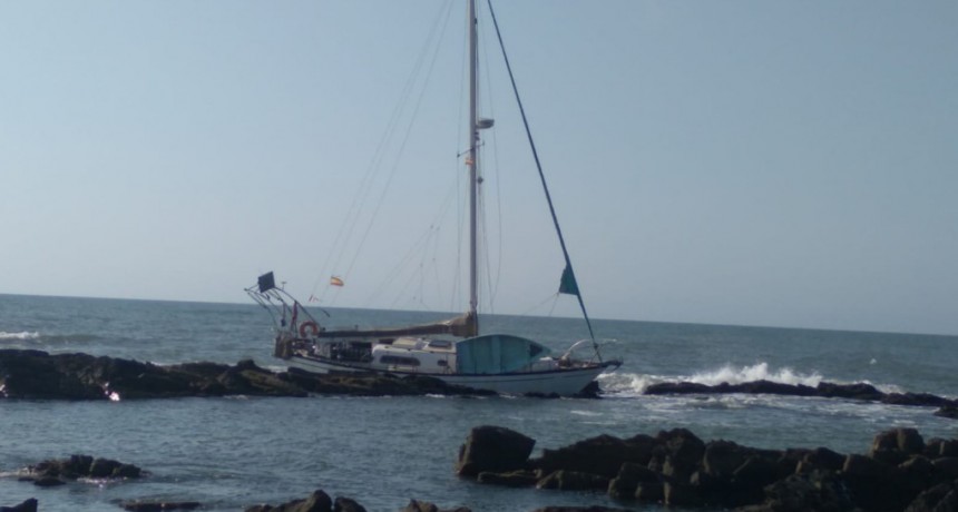 Embarcación quedó varada en las rocas de la Bahía Chica 