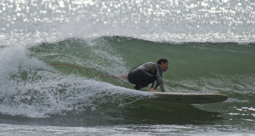 El sueño de Laura: de las fotos de surf a representar a Uruguay en un campeonato de Longboard