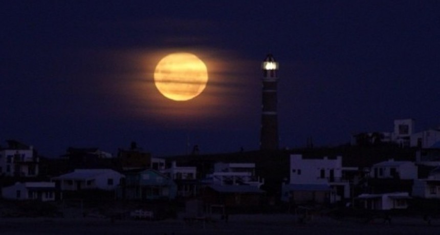 LA SUPERLUNA: cuándo, cómo, y dónde ver este fenómeno astrológico